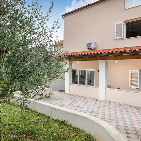 Appartement In With Kitchen Vodnjan