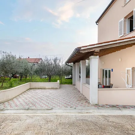 2 Bedroom Gorgeous In Apartment *