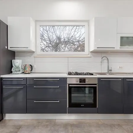 Апартаменты In With Kitchen Воднян